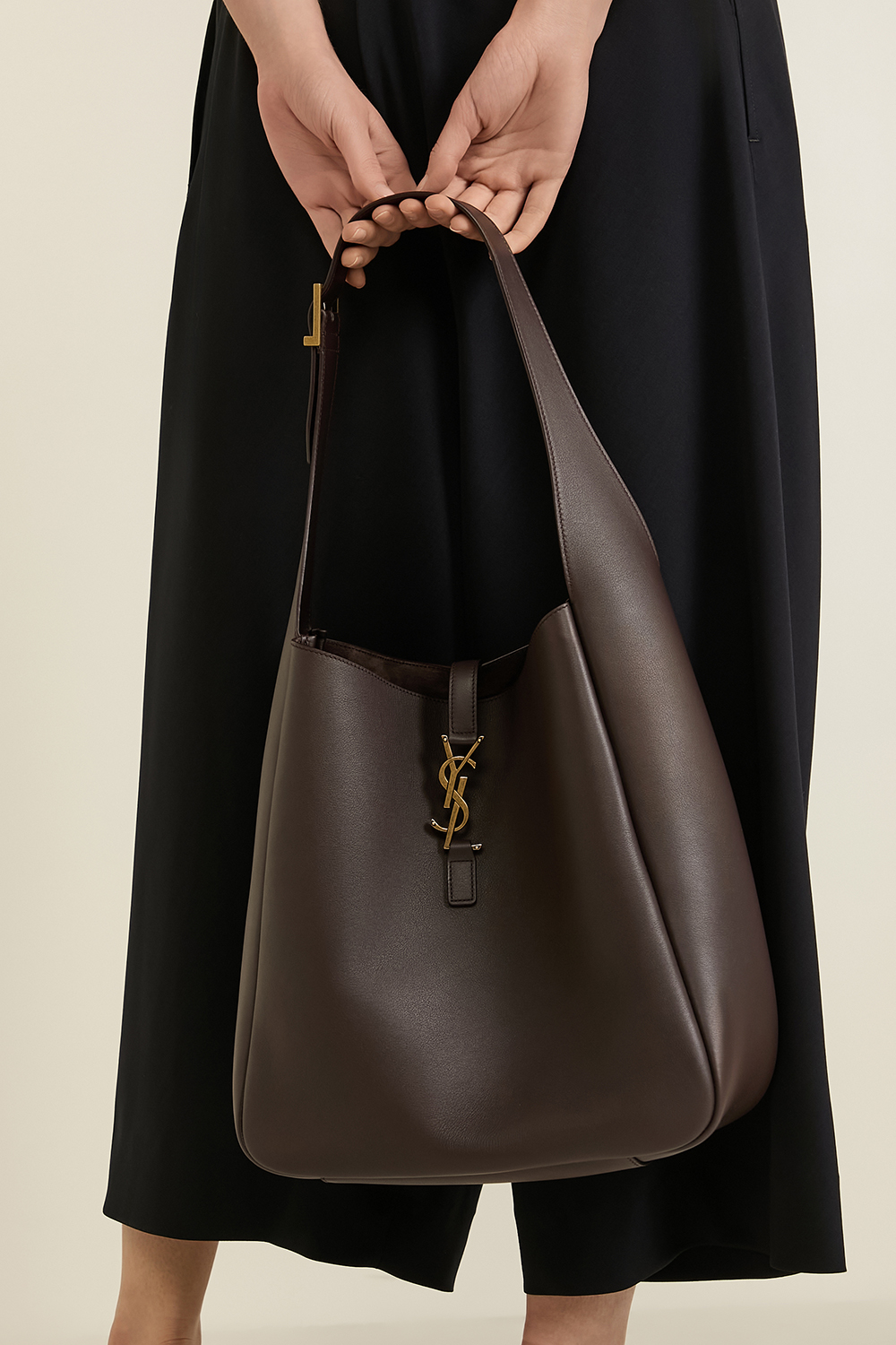 תמונת כל הלוק של תיק כתף לה 5 A 7 לארג' SAINT LAURENT